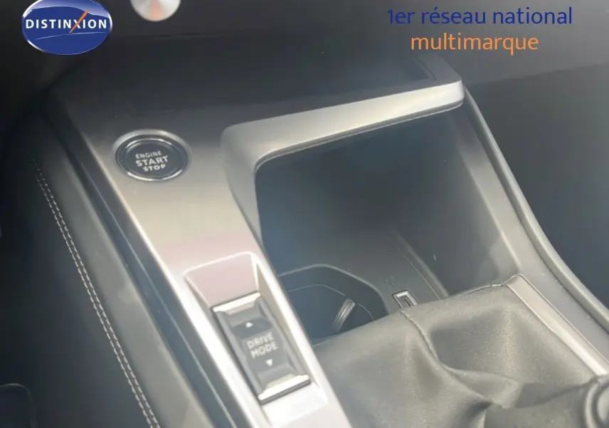 Vue intérieure centrée sur la console centrale de la Peugeot 308 1.2 PureTech 130ch Allure, avec bouton start/stop et levier de vitesse.