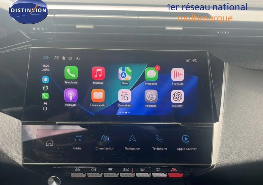 Écran tactile central de la Peugeot 308 2024 affichant Apple CarPlay avec interface colorée et commandes tactiles.