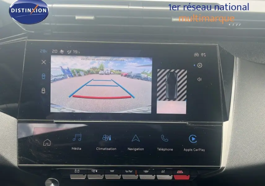 Écran tactile intérieur montrant la caméra de recul et l'interface multimédia d'une Peugeot 308 2024.