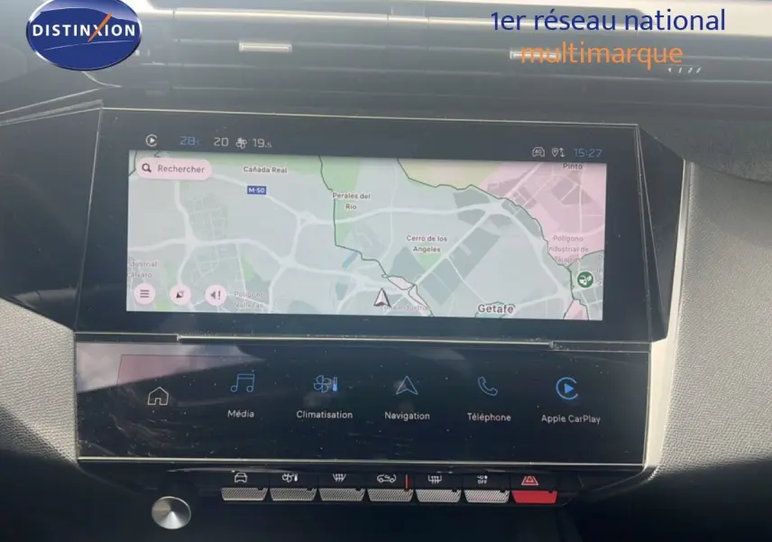 Vue rapprochée de l’écran tactile central du tableau de bord de la Peugeot 308 2024 avec navigation affichée.