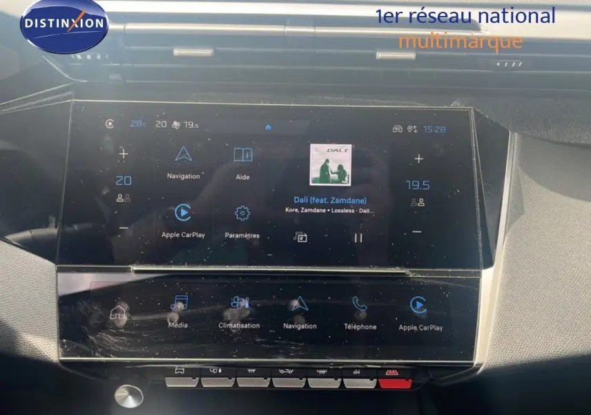 Écran tactile central de la Peugeot 308 2024 en vert olivine, affichant navigation et musique, vue intérieure frontale.
