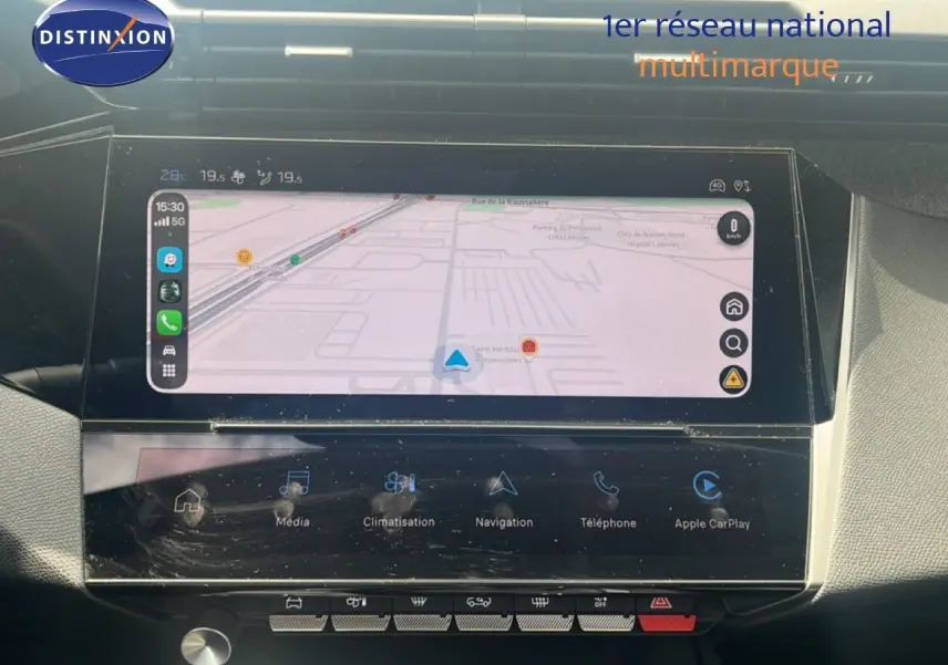 Vue rapprochée de l’écran tactile central avec navigation active dans l’habitacle d’une Peugeot 308 vert olivine 2024.