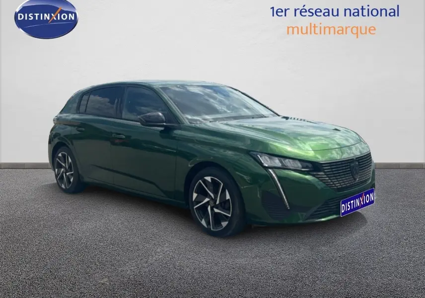 Peugeot 308 2024 vert olivine métal en 3/4 avant droit, avec calandre noire et jantes alliage bicolores.