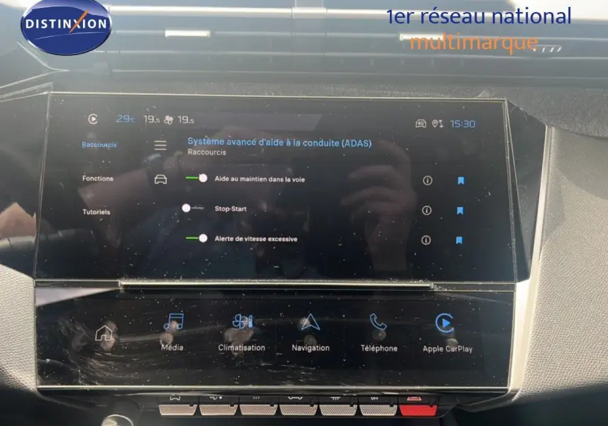 Vue intérieure centrée sur l’écran tactile du système d’aide à la conduite d’une Peugeot 308 2024.
