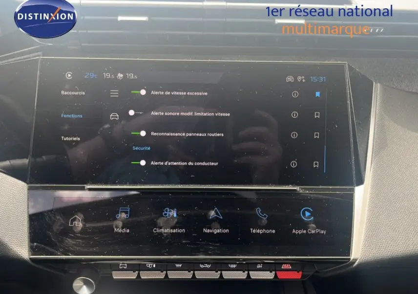 Vue rapprochée de l’écran tactile central du Peugeot 308 2024, affichant les réglages d’alerte et de navigation.