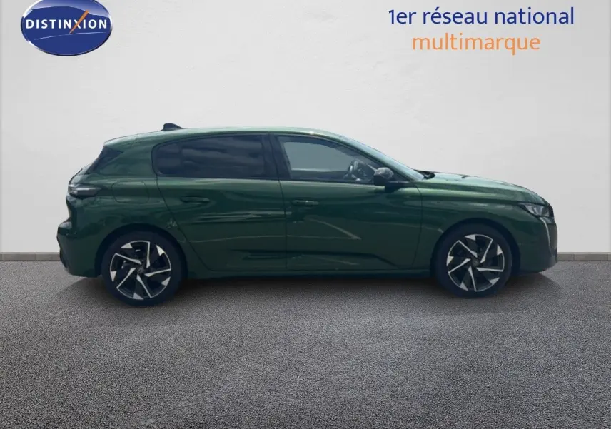 Profil droit d'une Peugeot 308 2024 vert olivine métallisé avec jantes alliage bicolores et vitres teintées.