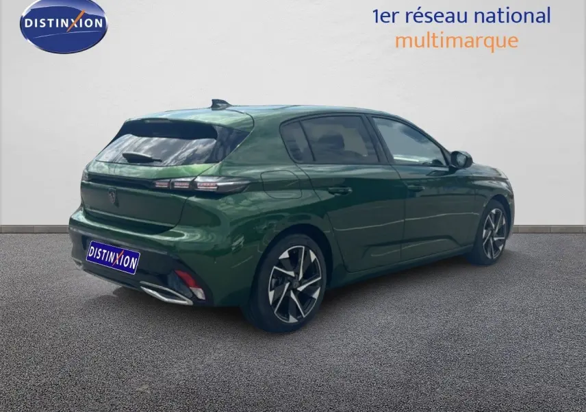 Vue 3/4 arrière droite d'une Peugeot 308 2024 vert olivine métallisé avec jantes alliage bi-ton.