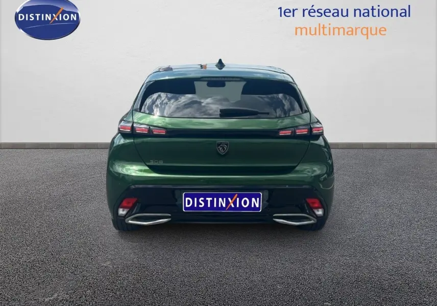 Vue arrière d'une Peugeot 308 2024 vert olivine métallisé avec feux LED et double sortie d'échappement chromée.