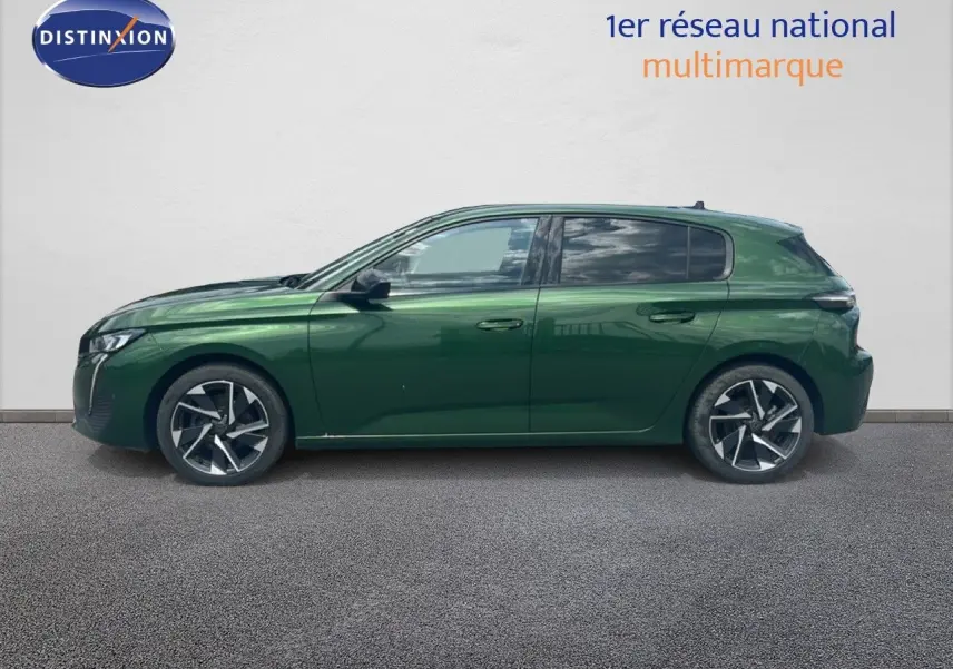 Peugeot 308 2024 vert olivine métal vue de profil côté gauche, avec jantes alliage bi-ton et vitres teintées.