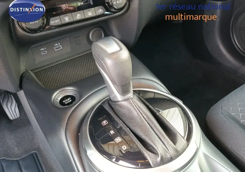 Le levier de vitesse automatique du Nissan Juke Hybrid 2025 en gros plan avec console noire et bouton start/stop.