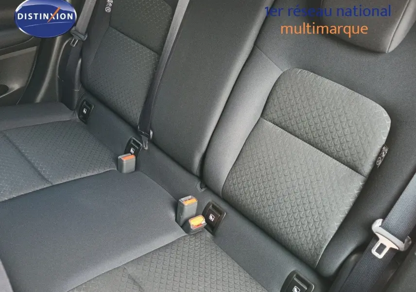 Vue rapprochée des sièges arrière en tissu gris foncé du Nissan Juke Hybrid 2025, montrant les ceintures et ancrages ISOFIX.