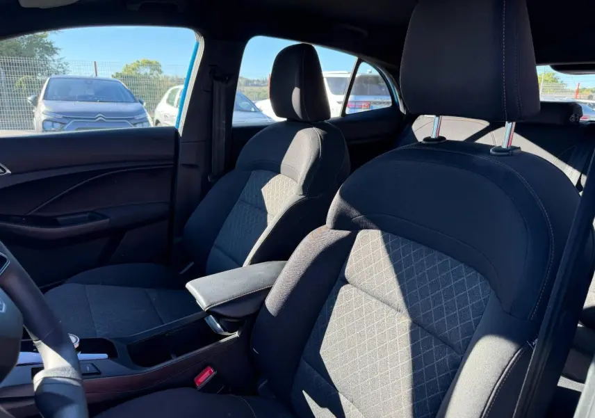 Vue intérieure côté droit montrant les sièges avant en tissu noir avec accoudoir central dans une MG3 Como Blue 2024.