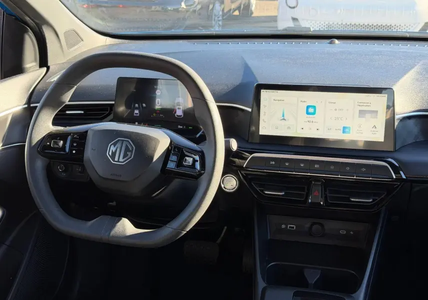 Vue intérieure frontale du tableau de bord du MG3 1.5 Hybrid+ 2024 avec écran tactile large et volant multifonction noir.