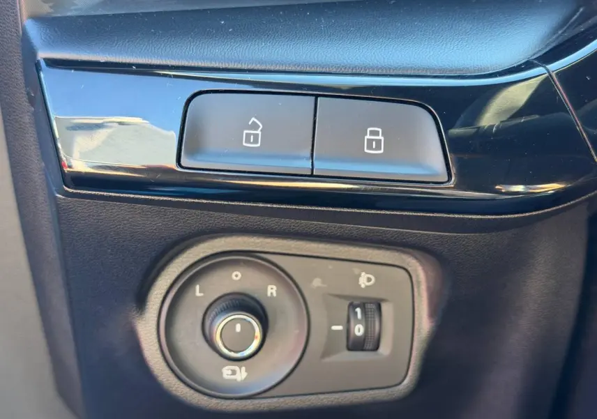Gros plan sur les commandes de réglage des rétroviseurs et verrouillage noir brillant de la MG3 1.5 Hybrid+ 2024.