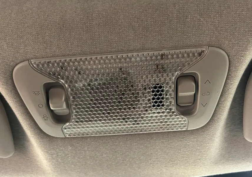 Plafonnier intérieur gris avec interrupteurs d’éclairage et ventilation sur le toit d’une Citroën C1 rouge 2019.