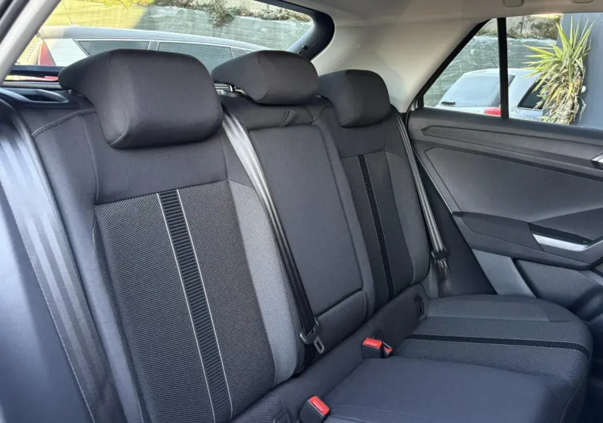 Vue intérieure côté droit des sièges arrière noirs du Volkswagen T-Roc 1.5 TSI 150 DSG Life 30 Years 2025.