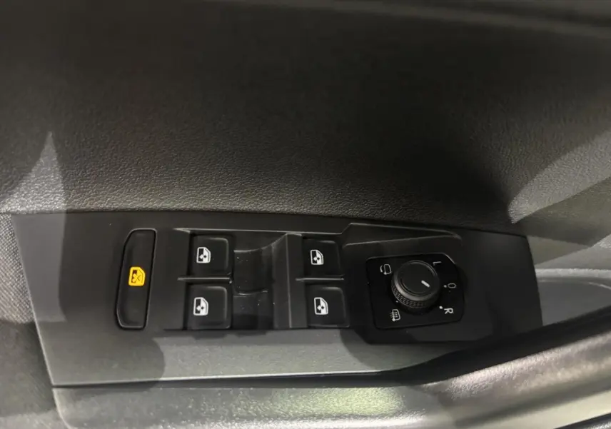 Panneau de commandes des vitres et rétroviseurs côté conducteur du Volkswagen Taigo blanc 2023, intérieur noir.