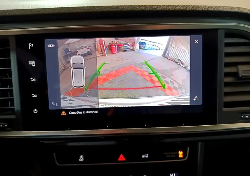 Écran tactile central du tableau de bord montrant la caméra de recul avec guidage en 3D du SEAT Ateca gris clair.