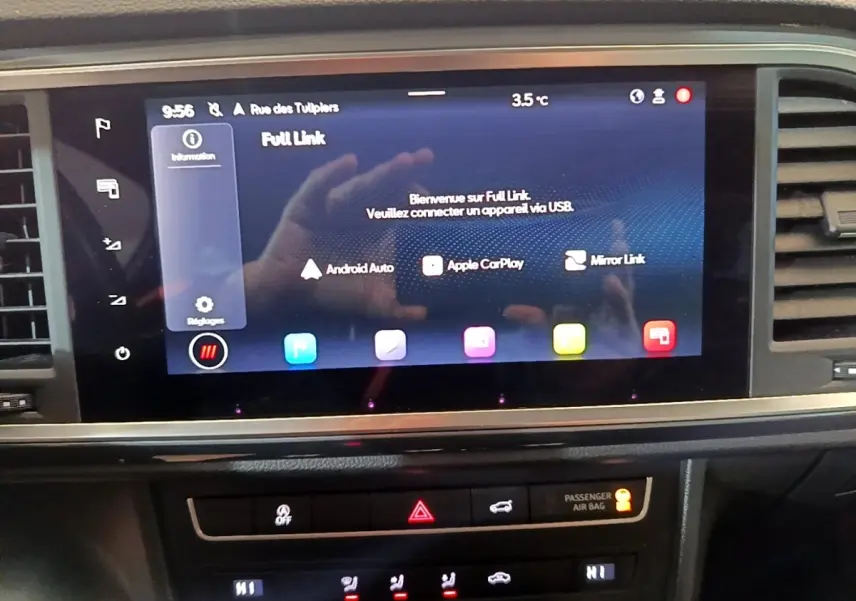 Écran tactile central 9,2 pouces du SEAT Ateca gris clair, affichant l'interface Full Link avec options connectivité.