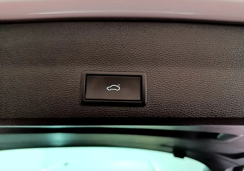 Bouton d'ouverture électrique du coffre sur le hayon intérieur d'un SEAT Ateca gris clair 2022.