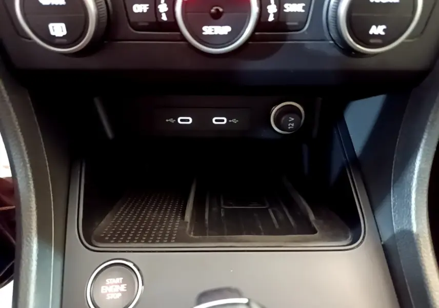 Gros plan sur la console centrale du SEAT Ateca gris clair, montrant ports USB, prise 12V et bouton démarrage.