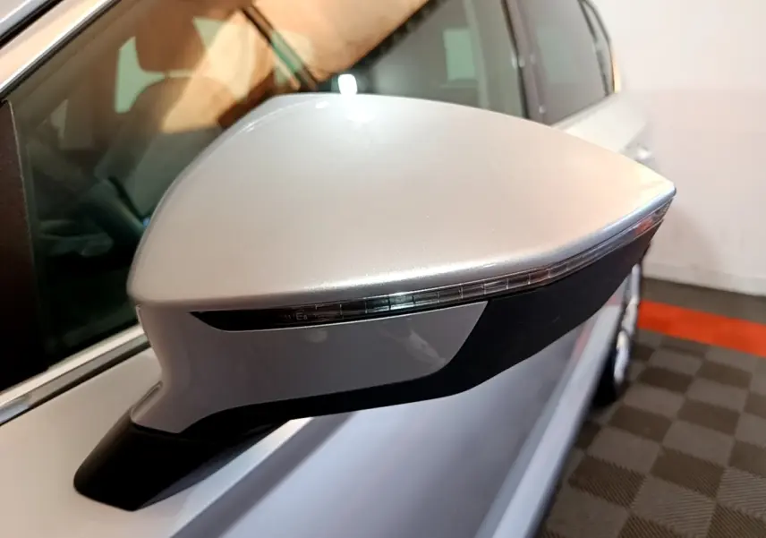 Rétroviseur côté gauche gris clair du SEAT Ateca 2022 avec clignotant intégré, vue rapprochée en intérieur.