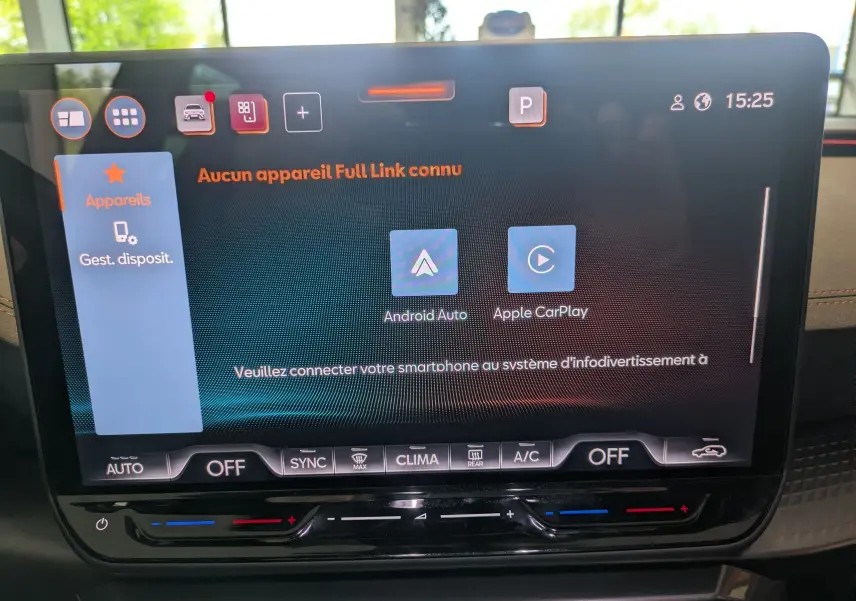 Écran tactile central de la CUPRA Leon 2025 affichant les options Android Auto et Apple CarPlay en intérieur noir.