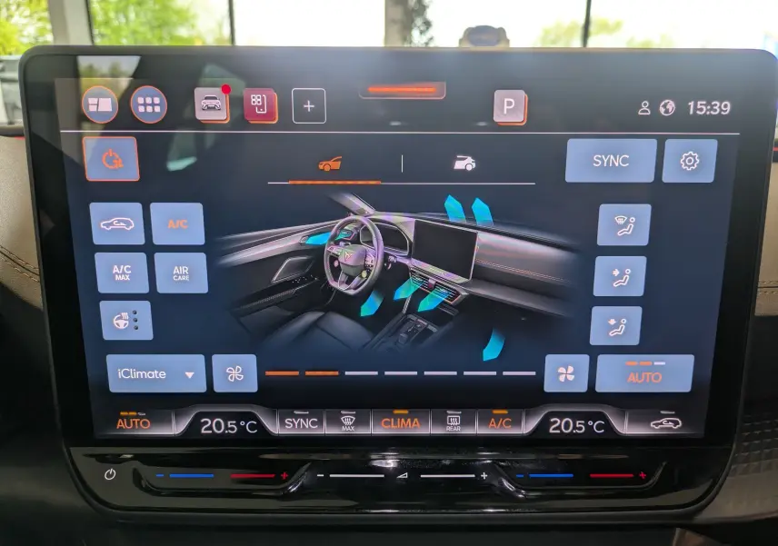 Écran tactile central affichant la climatisation tri-zone et l’intérieur moderne du tableau de bord de la CUPRA Leon noire.