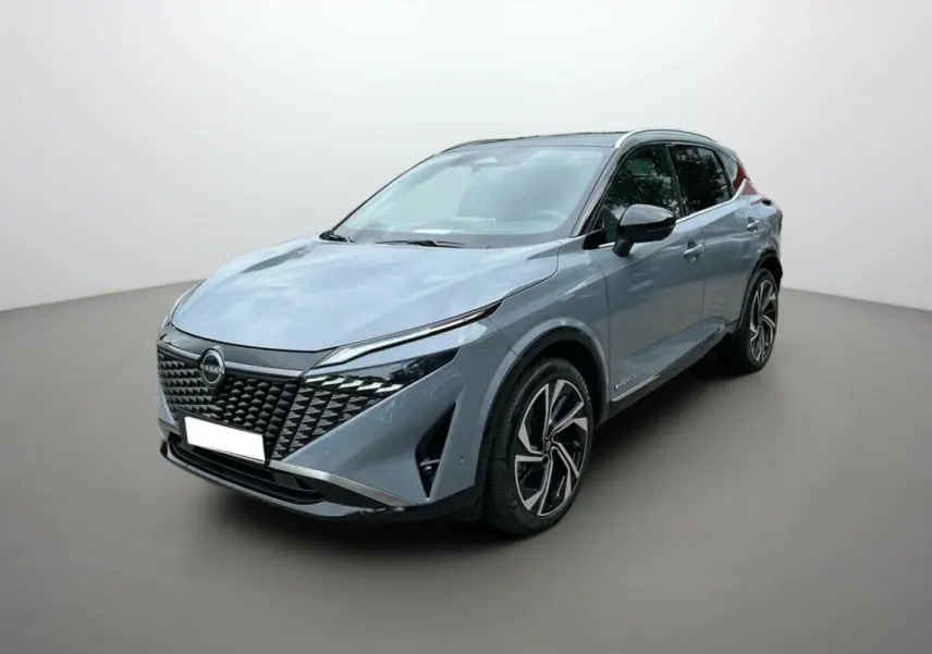 Nissan Qashqai E-POWER 205 Tekna Plus gris argile avec toit noir, vue 3/4 avant mettant en valeur la calandre distinctive.