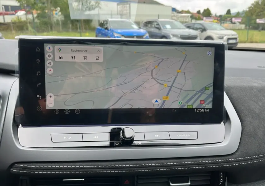 Écran tactile central avec navigation GPS affichée dans l'habitacle du Nissan Qashqai E-POWER 205 Tekna Plus.