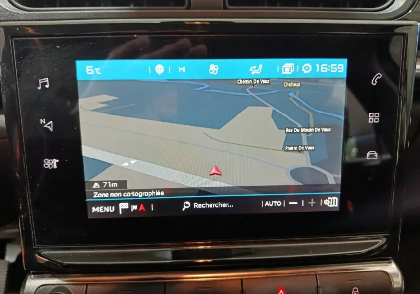 Écran tactile central du tableau de bord de la Citroën C3 2024 affichant la navigation GPS en mode carte.