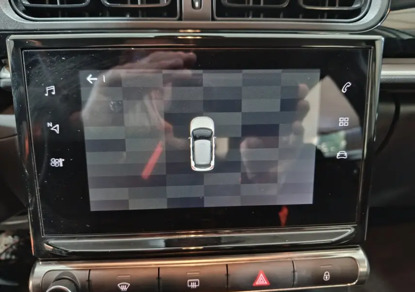 Écran tactile central affichant la vue 360° de la Citroën C3 gris foncé, intérieur tableau de bord noir.