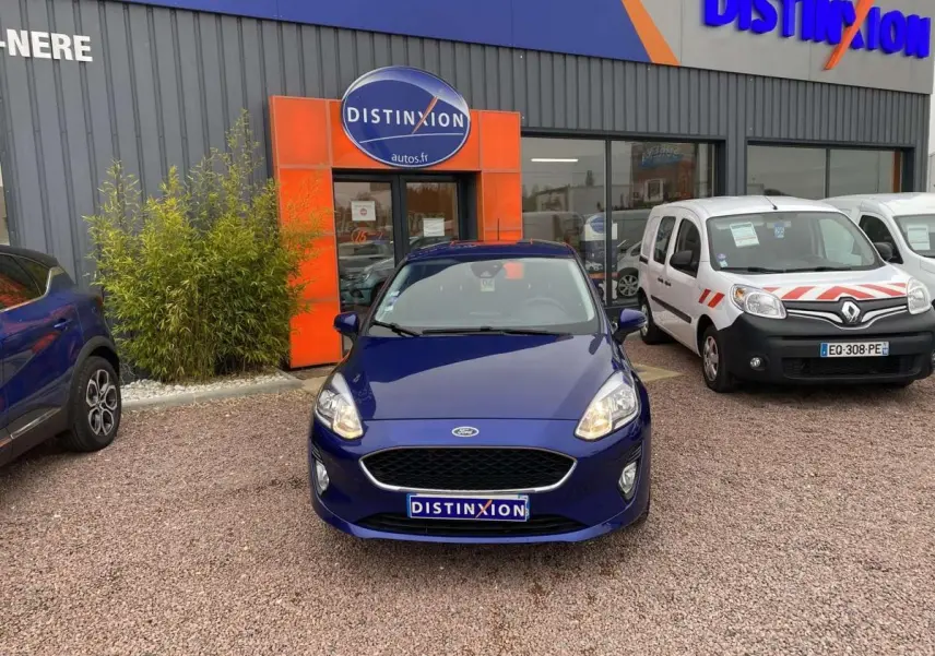 Vue avant d'une Ford Fiesta 2017 bleu foncé garée devant un concessionnaire Distinxion.