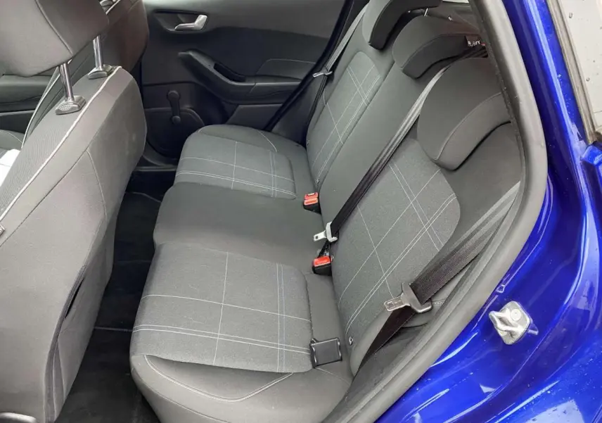 Vue intérieure côté droit sur la banquette arrière grise à motifs de la Ford Fiesta bleu foncé 2017.