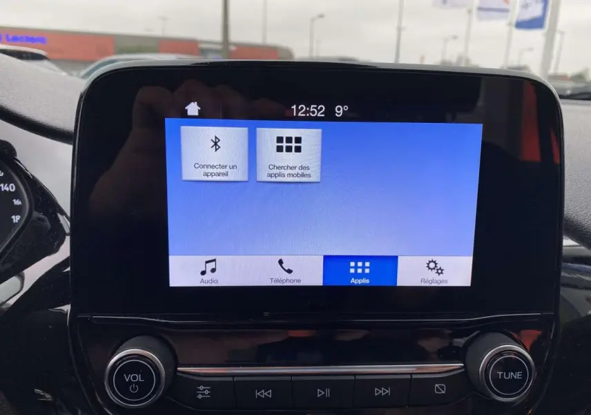 Écran tactile central de la Ford Fiesta 2017, vue rapprochée du tableau de bord avec interface connectivité Bluetooth.