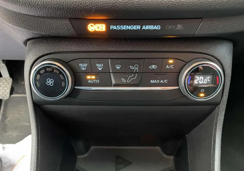 Panneau de commande de climatisation automatique avec affichage digital à 20°C dans une Ford Fiesta 2017.