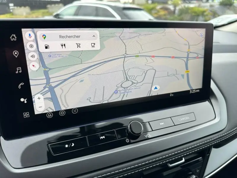 Écran tactile central du Nissan Qashqai Hybrid e-POWER 2025 affichant la navigation, intérieur moderne avec commandes intégrées.