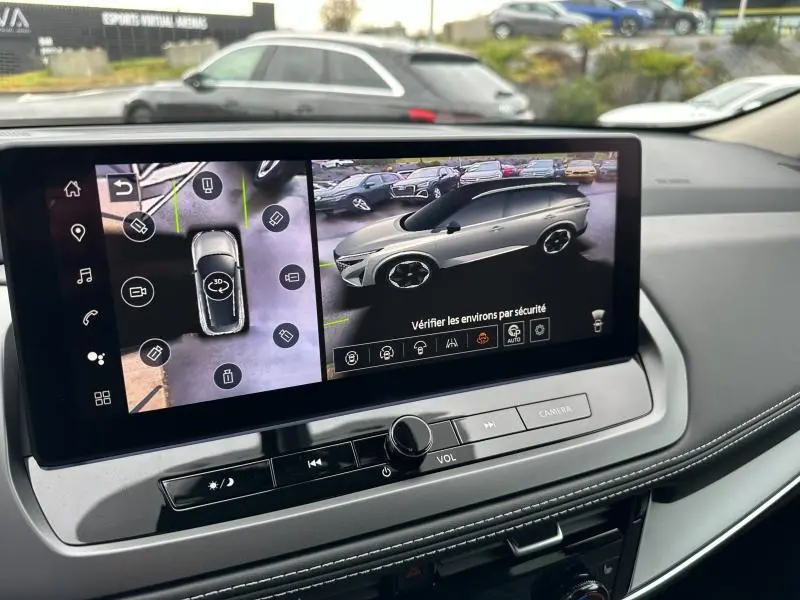 Écran intérieur affichant la vue 3D et caméra du Nissan Qashqai Blanc Nacré, version Hybrid e-POWER 2025.