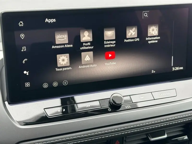 Écran tactile central du Nissan Qashqai Hybrid e-POWER 2025 affichant les applications connectées, vue intérieure rapprochée.