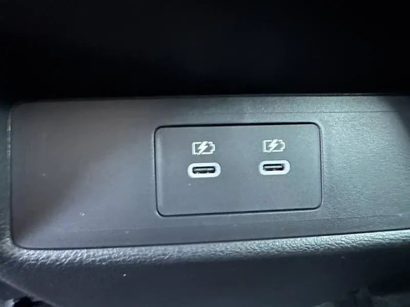 Gros plan sur deux ports USB-C de recharge rapide intégrés dans l’habitacle du Nissan Qashqai Hybrid e-POWER blanc nacré 2025.