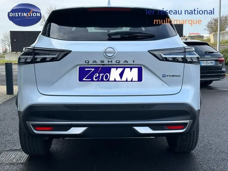 Vue arrière d'un Nissan Qashqai Hybrid e-POWER 205ch N-Connecta blanc nacré avec feux arrière LED et logo e-POWER visible.