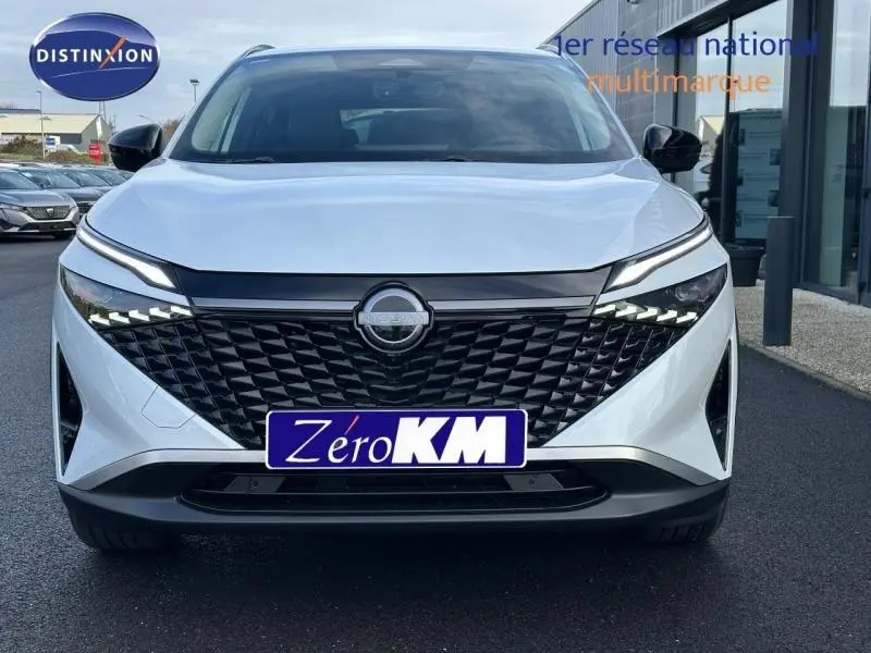 Vue frontale d'un Nissan Qashqai Hybrid e-POWER 205ch N-Connecta blanc nacré avec calandre noire et phares LED distinctifs.