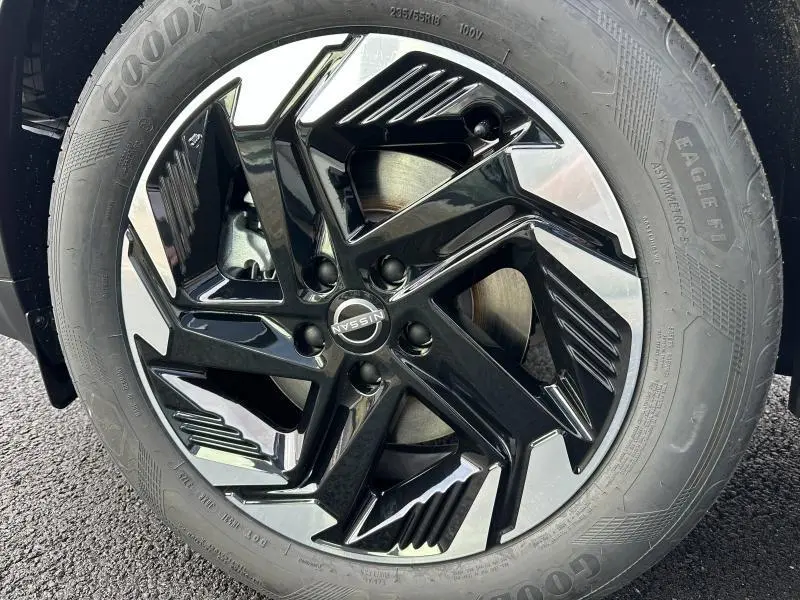 Gros plan sur la jante noire et argentée du Nissan Qashqai Hybrid e-POWER 2025 avec pneu Goodyear.