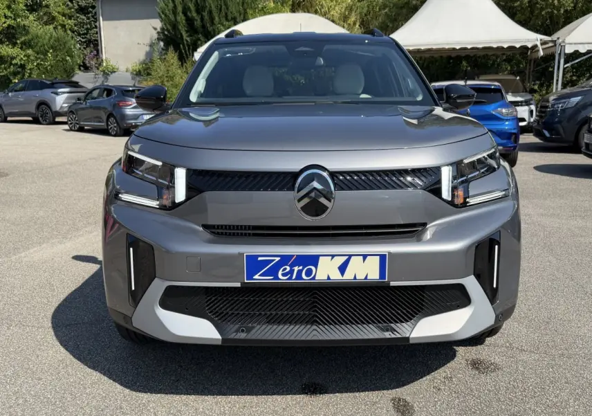 Vue frontale d'un Citroën C3 Aircross gris clair 2026 avec feux LED verticaux et calandre noire distinctive.