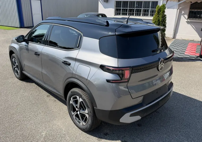 Vue 3/4 arrière droite du Citroën C3 Aircross gris clair avec toit noir et feux arrière LED distinctifs.