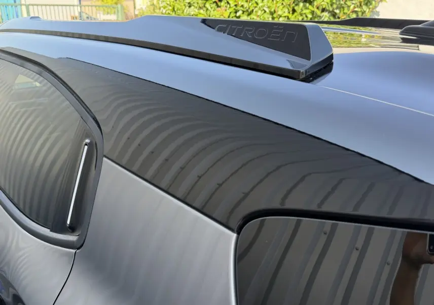 Détail du toit gris clair et de la lunette arrière du Citroën C3 Aircross hybride 2026 vu de côté droit, avec logo Citroën sur l'antenne.