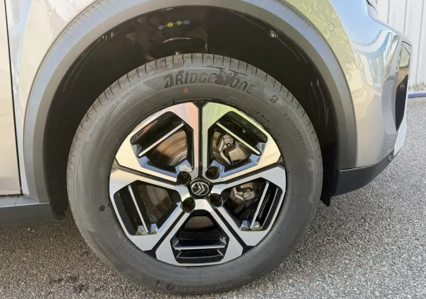 Gros plan sur la roue avant gauche gris clair du Citroën C3 Aircross 2026 avec jante noire et argentée distinctive.