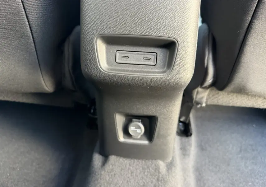 Prise USB double et prise 12V au dos de la console centrale, intérieur noir du Citroën C3 Aircross hybride 2026.