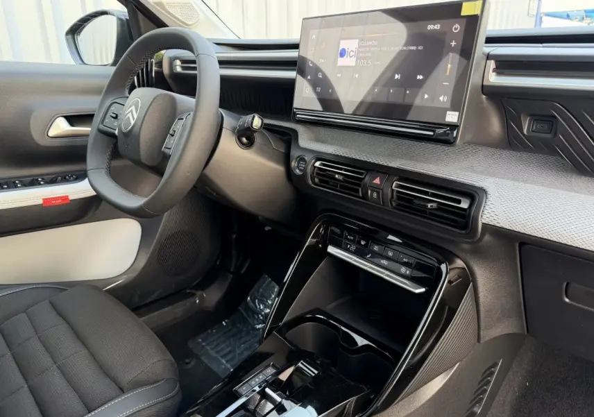 Intérieur de la Citroën C3 Aircross Hybride 145, vue côté conducteur sur tableau de bord et écran tactile central.