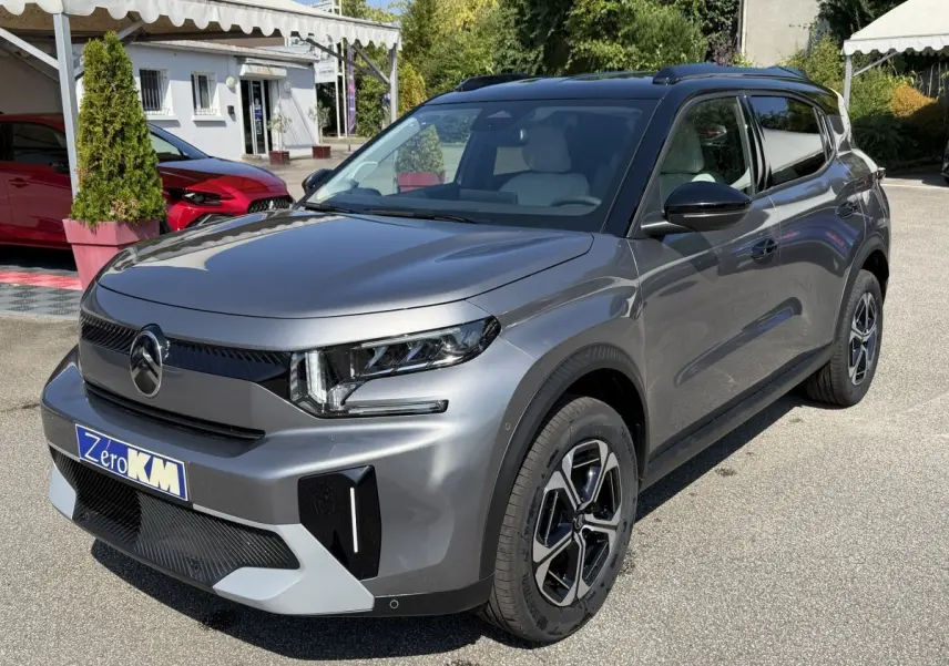 Citroën C3 Aircross gris clair vue 3/4 avant droit, avec jantes noires et toit noir contrasté.